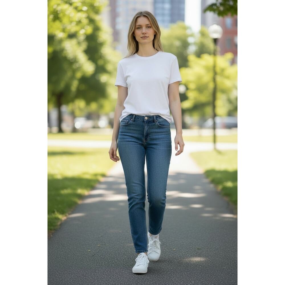 Kirkland Signature High Rise Straight Leg Jeans Size 6 Medium Wash 28” Inseam
